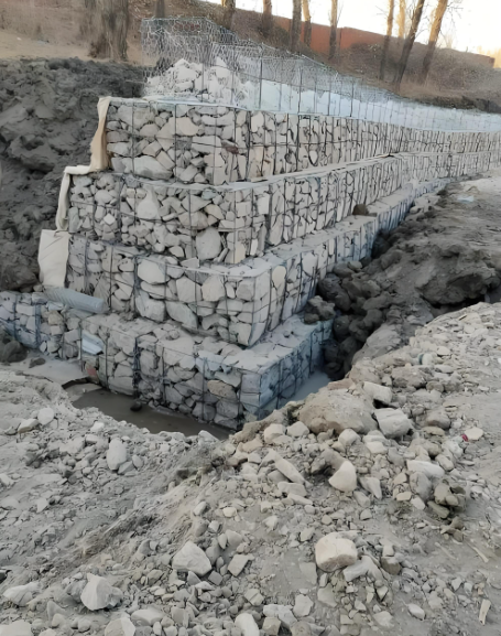 Blog công ty mới nhất về Từ quy định sông đến sườn đường cao tốc: 5 ứng dụng chính của thiết bị dệt lưới Gabion