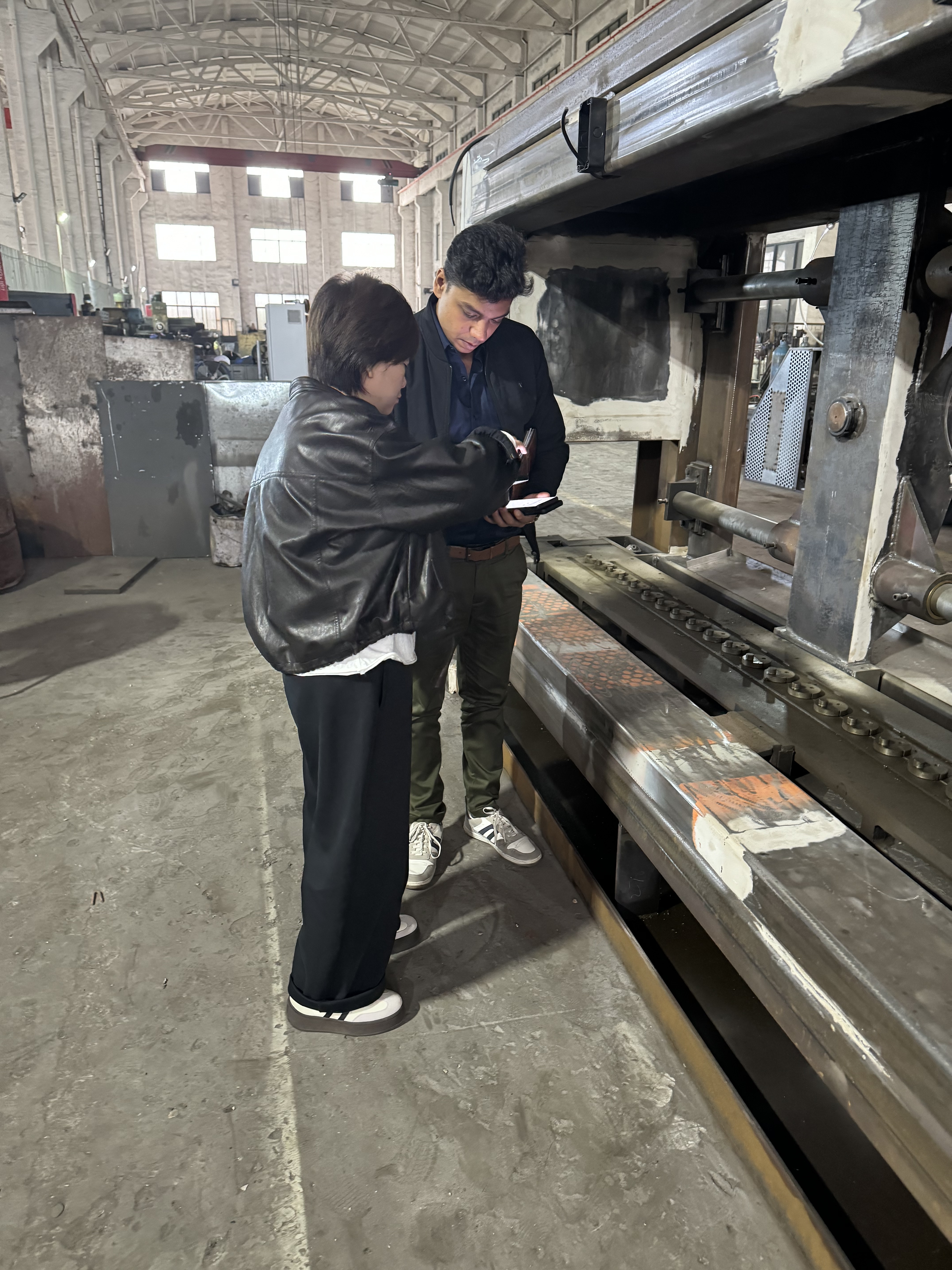 Blog công ty mới nhất về Indian Clients Visit Our Factory for Gabion Mesh Machine Inspection