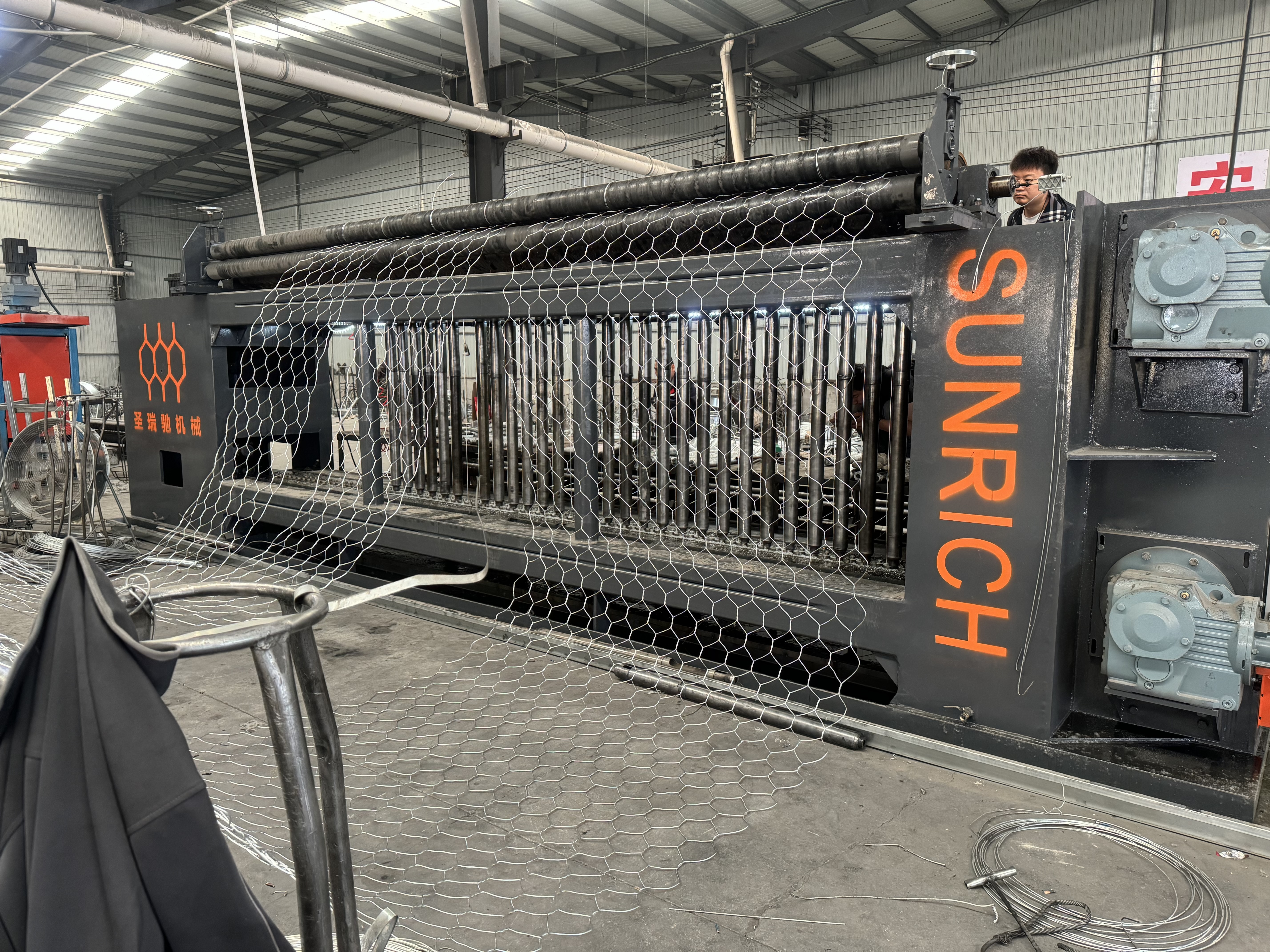 Blog công ty mới nhất về Máy làm lưới rọ CNC Servo được vận chuyển đến Nepal cho Dự án bảo vệ sông