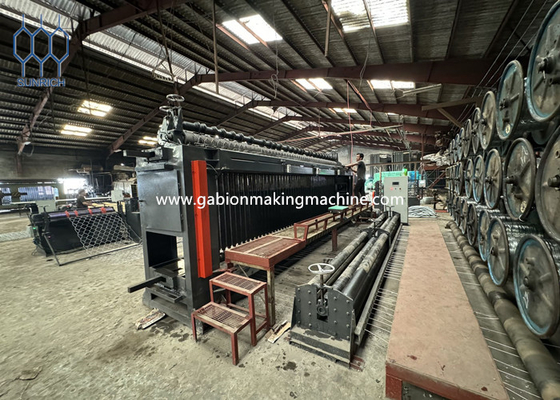 2m-4m Máy lưới dây hexagonal tự động Chiều kính dây 1.6-4.0mm Kích thước lưới 90x130mm